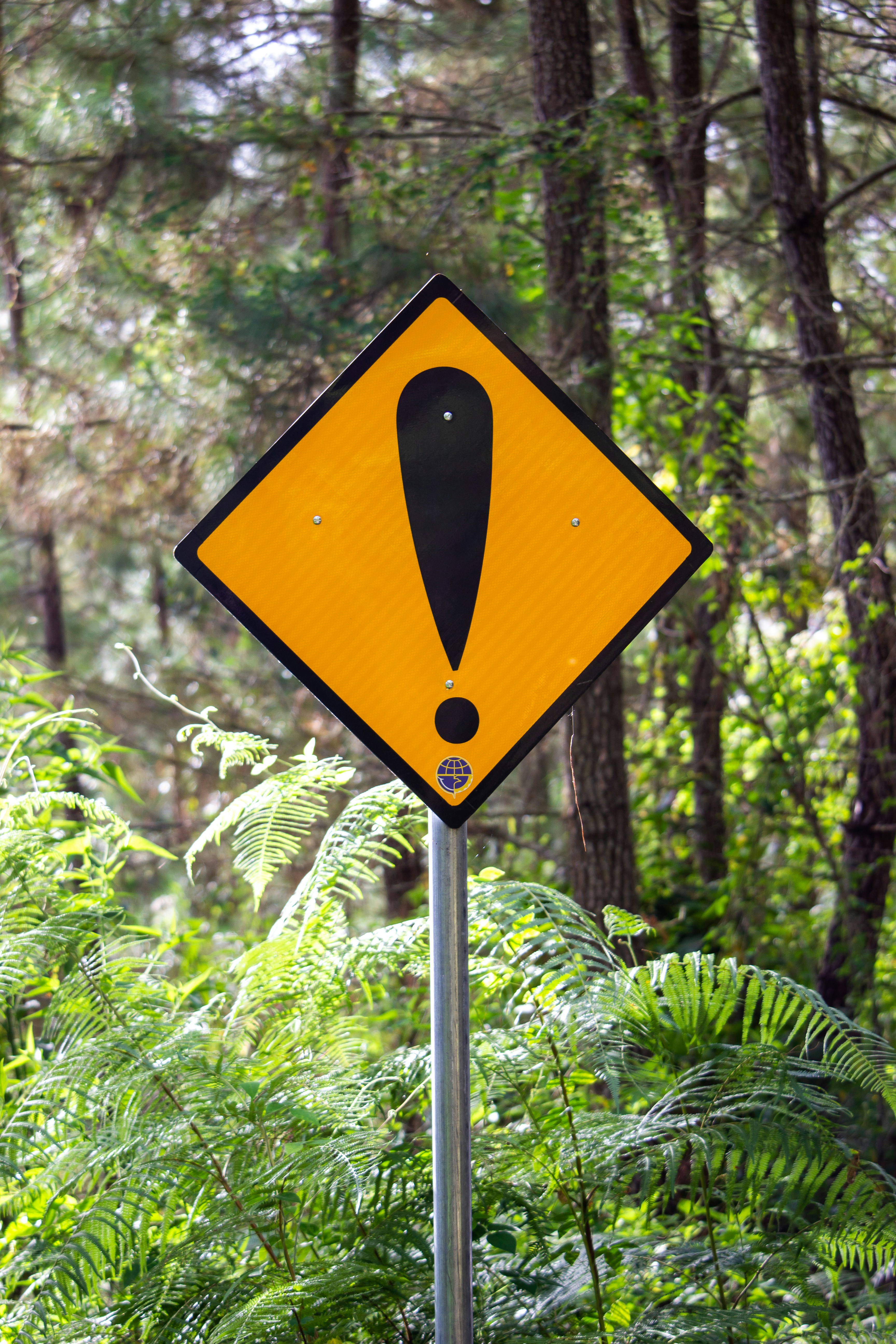 Yellow warning sign with an exclamation point, symbolizing the risk of buying fake reviews